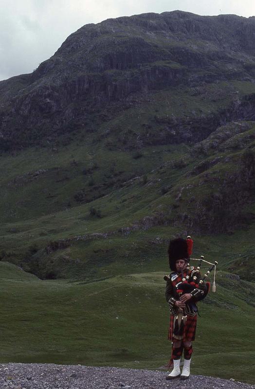 RWT 0348 356-10 UK Highland Piper.jpg